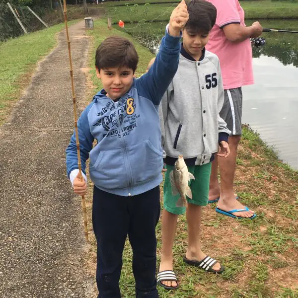 família pescando